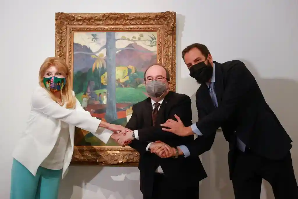 La baronesa Thyssen, el ministro Miquel Iceta y Borja Thyssen-Bornemisza delante del Mata Mua