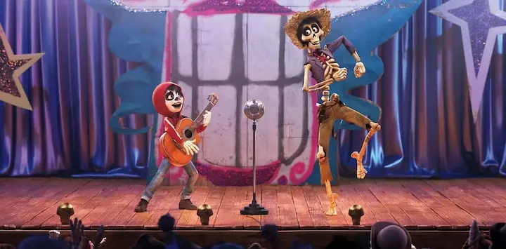 Héctor y Miguel durante la Batalla de Músicos en la Tierra de los Muertos. Héctor y Miguel durante la Batalla de Músicos en la Tierra de los Muertos.