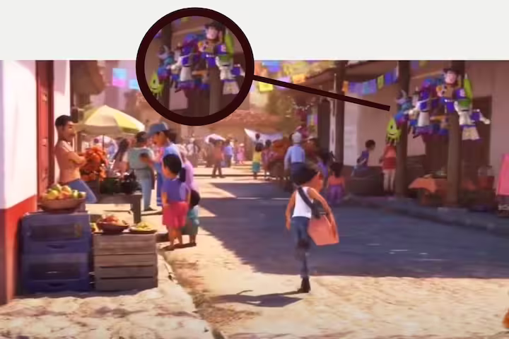 Calle de Santa Cecilia, a la derecha podemos ver las piñatas de Woddy y Buzz (Toy Story) y Mike Wazowsky (Monsters S. A.) Calle de Santa Cecilia, a la derecha podemos ver las piñatas de Woddy y Buzz (Toy Story) y Mike Wazowsky (Monsters S. A.)