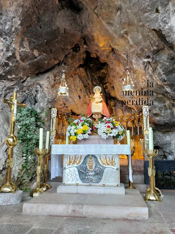 La Santina en la Santa Cueva ©Fotografía propia La Santina en la Santa Cueva ©Fotografía propia
